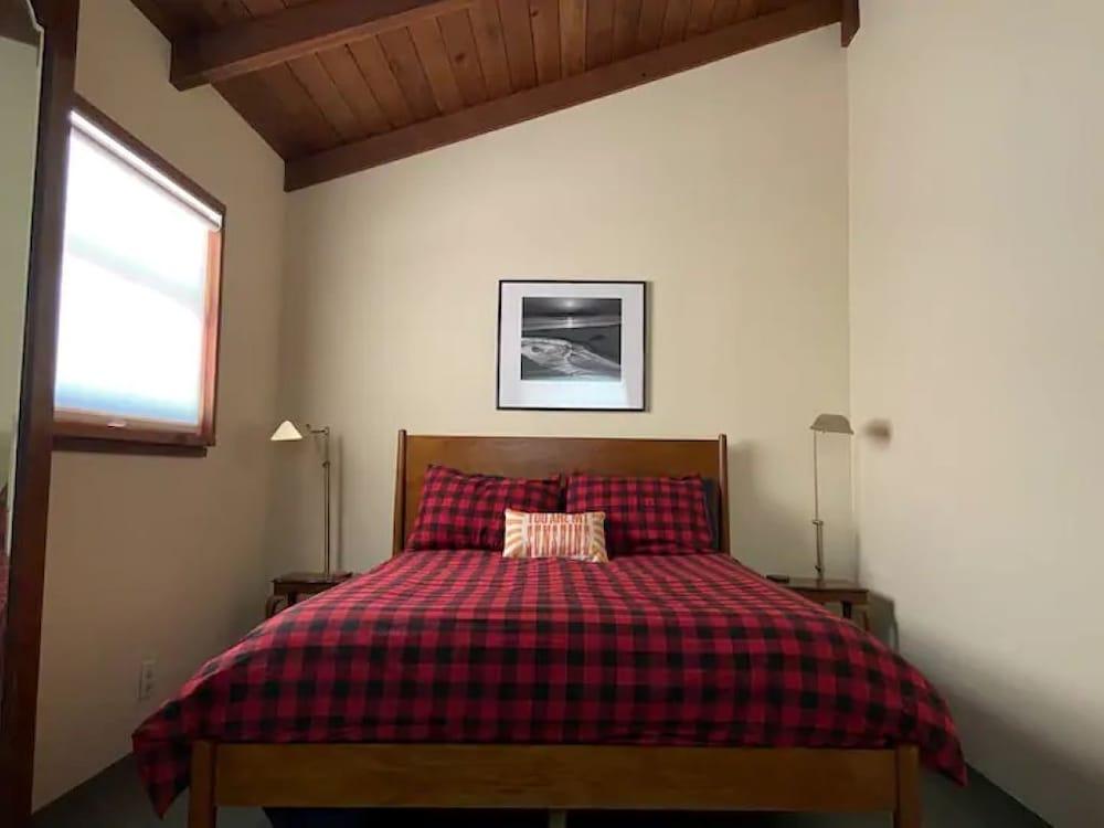 Pet Friendly Cozy Redwoods Cabin with Hot Tub & Ocean Views