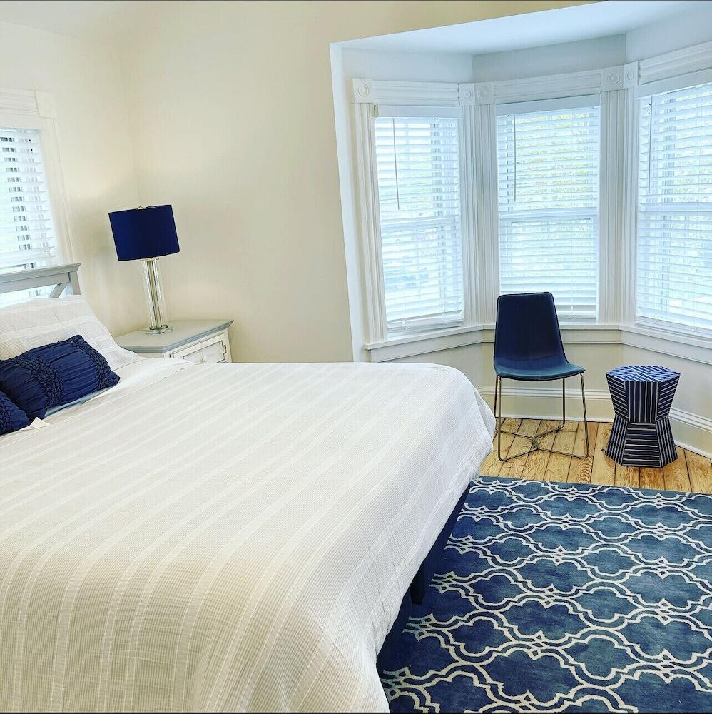 4BR Greenport House with Marina Views Pet Policy