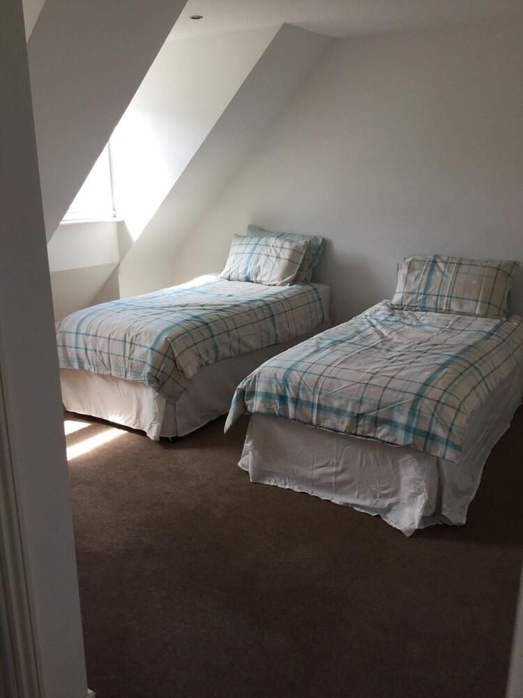 Pet Friendly Townhouse 5 Minutes Walk to Town Centre