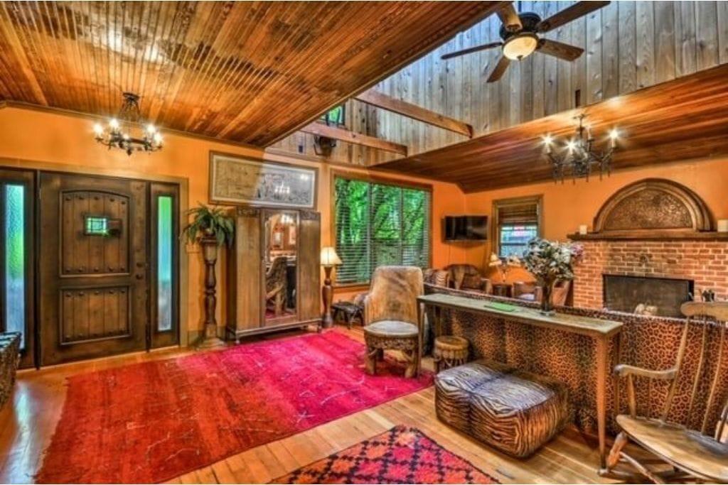 Charming Urban Oasis in Historic Milwaukie Pet Policy