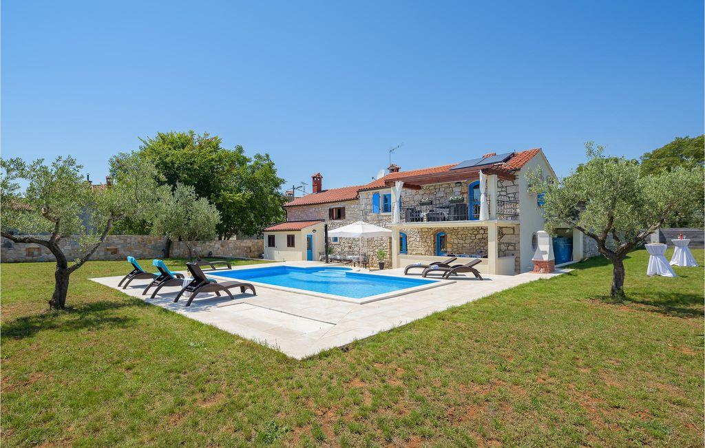 Pet Friendly Stunning Home in Mihelici with WiFi & 3 Bedrooms