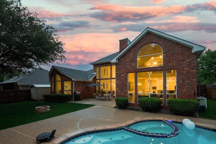 Pet Friendly Beautiful 6-Bedroom With Pool & Hot Tub
