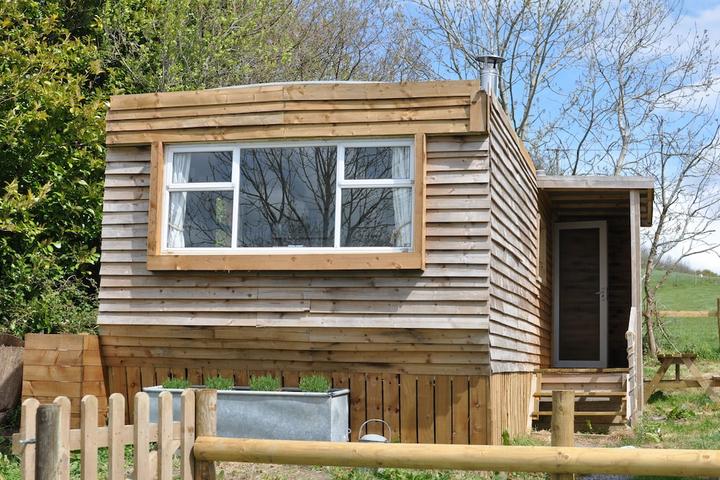 Pet Friendly Cosy & Naturistic Lodge at Goldhill Glamping