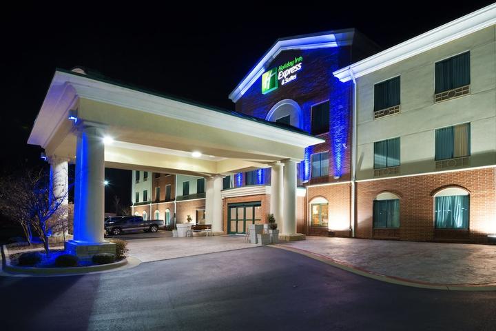 Pet Friendly Holiday Inn Express & Suites Little Rock-West an IHG Hotel