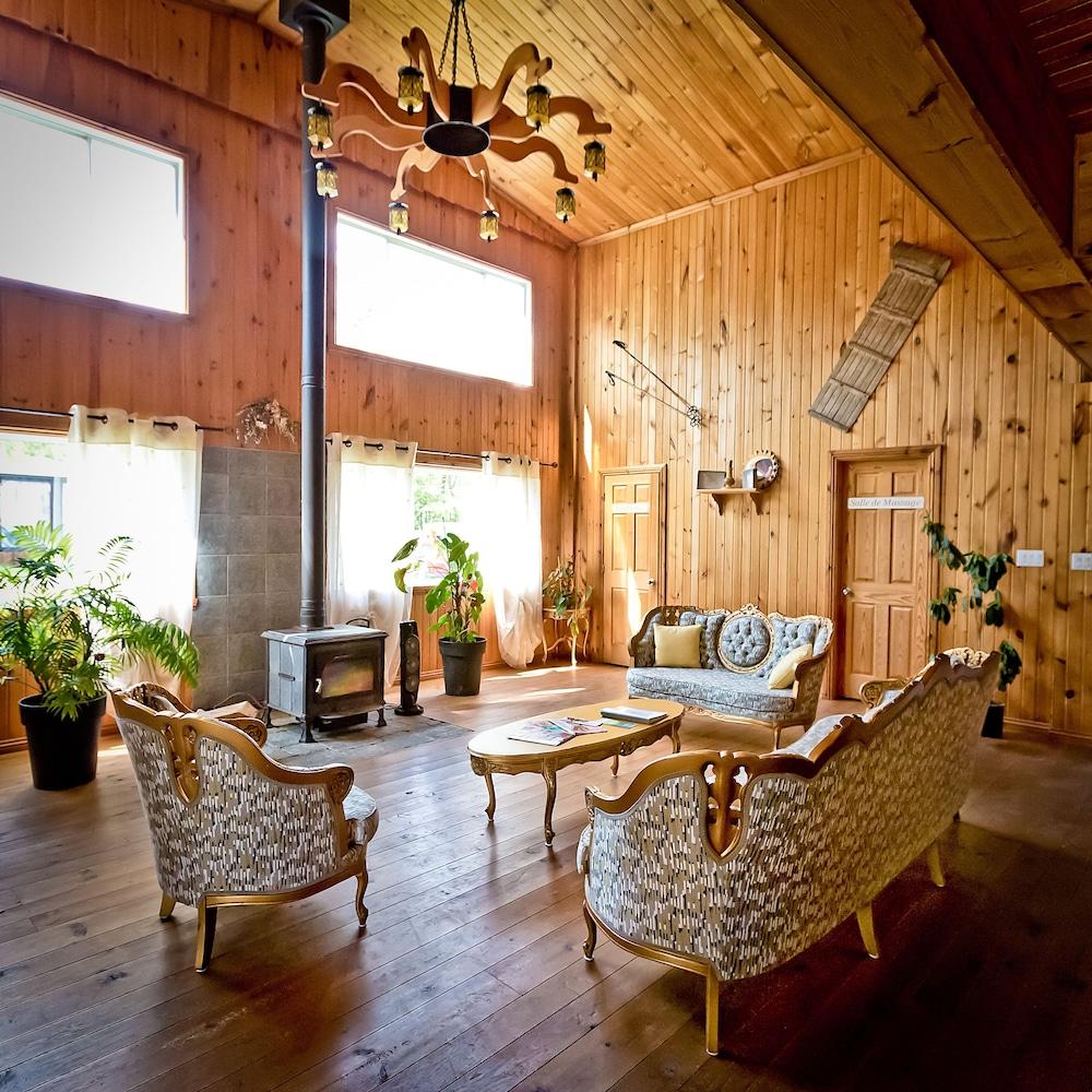 Auberge Papillon Lune Pet Policy