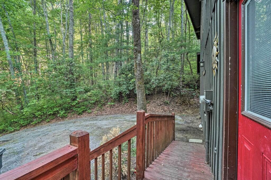 Idyllic Dillard Home with Blue Ridge Views Pet Policy