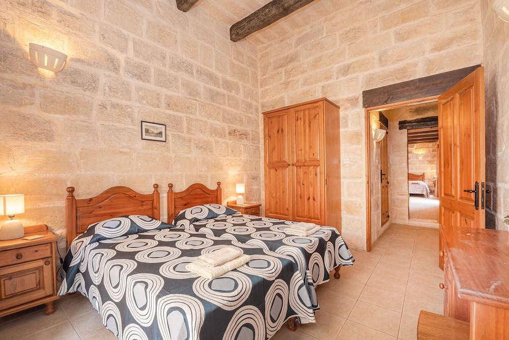 Pet Friendly 3 Bedroom House of Character Close to Mdina