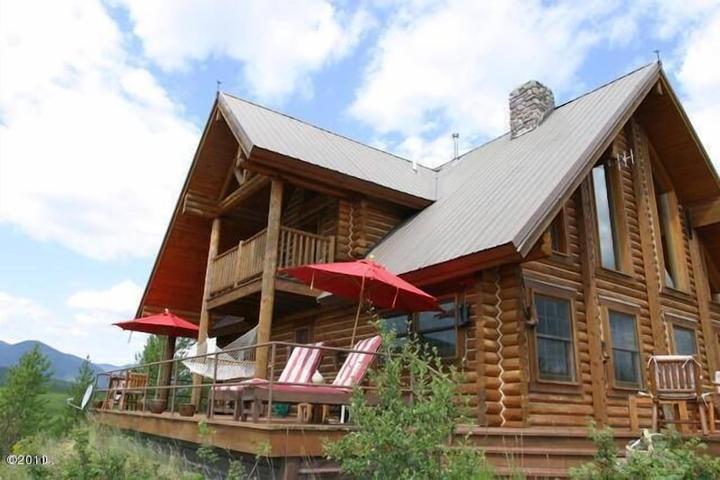 Pet Friendly Off-Grid Log Cabin with Spectacular Views