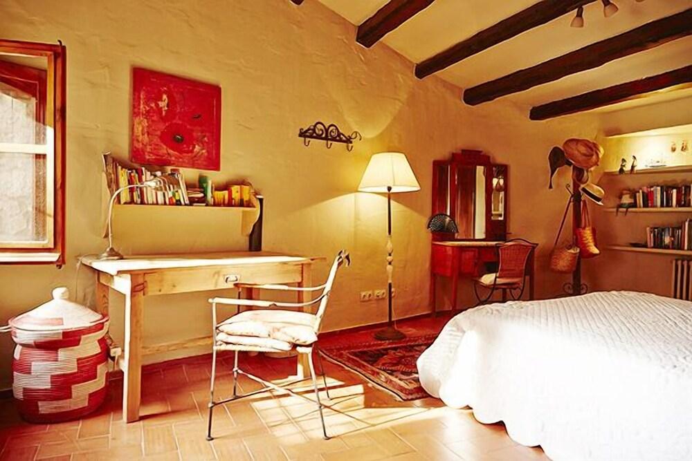 Pet Friendly Typical Spanish Masia with Private Garden & Pool