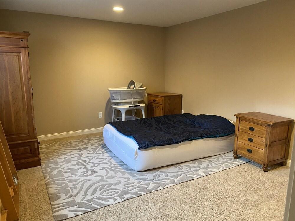 Pet Friendly Private Basement Bedroom with Full Bathroom