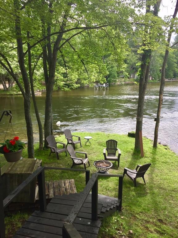 Pet Friendly Cottage with Kakays & Serenity by the Lake