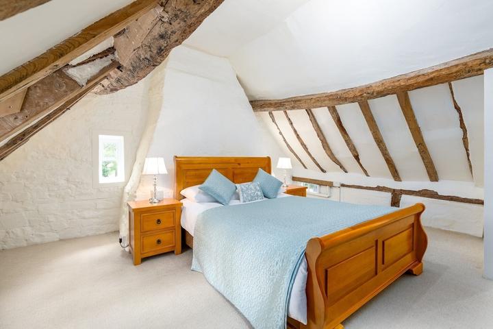 Pet Friendly Stunning Thatched 16th Century Cottage