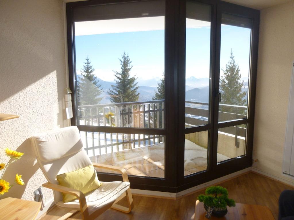 Pet Friendly Welcoming Studio with Mountain View