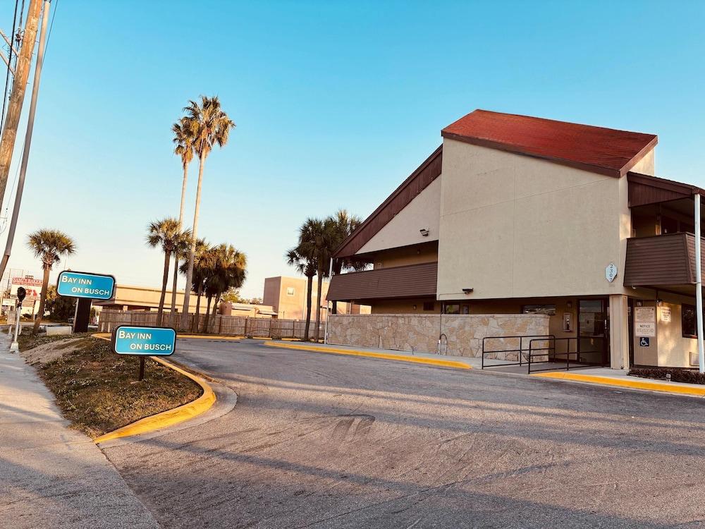 Pet Friendly Bay Inn on Busch