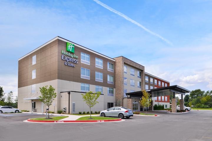 Pet Friendly Holiday Inn Express & Suites Siloam Springs an IHG Hotel
