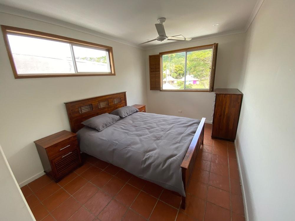 Pet Friendly Ocean View Unit in the Heart of Airlie Beach