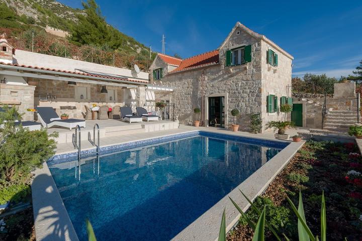 Pet Friendly Luxury Villa Blue Pearl with Swimming Pool