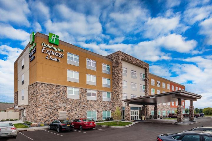 Pet Friendly Holiday Inn Express & Suites Rice Lake an IHG Hotel