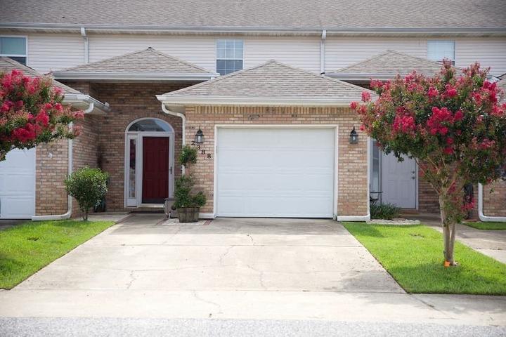 Pet Friendly Baytown Town House - 1 Minute Walk to the Bayou