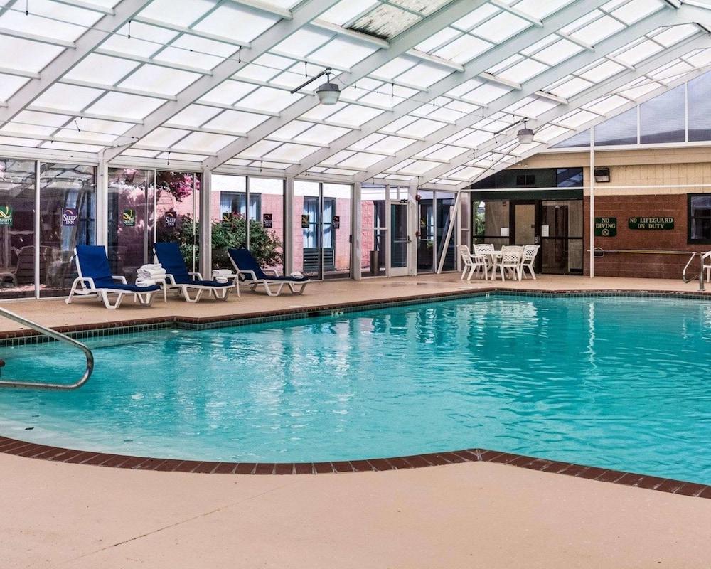 Pet Friendly Quality Suites Lake Wright - Norfolk Airport