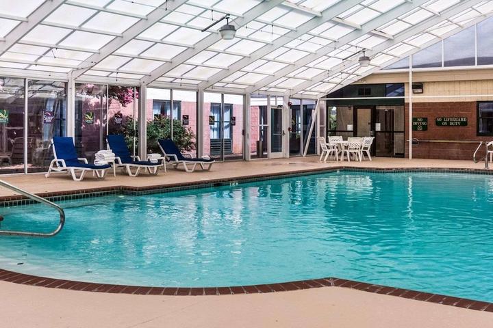 Pet Friendly Quality Suites Lake Wright - Norfolk Airport