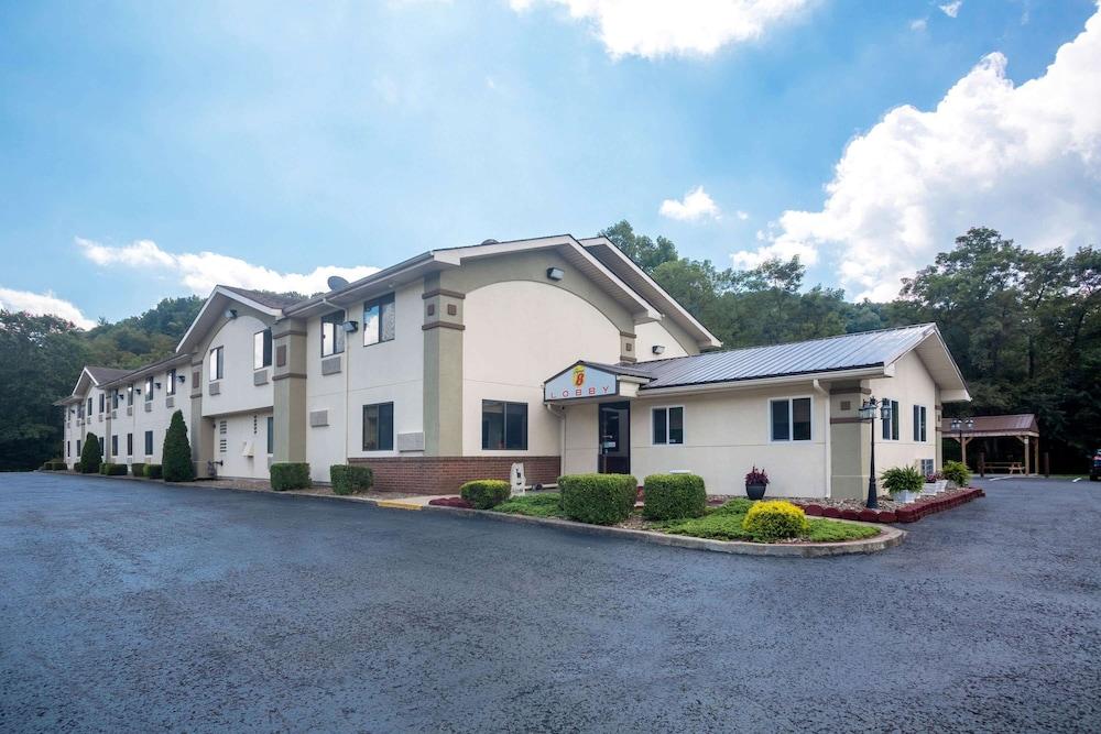 Super 8 by Wyndham Elkins Pet Policy