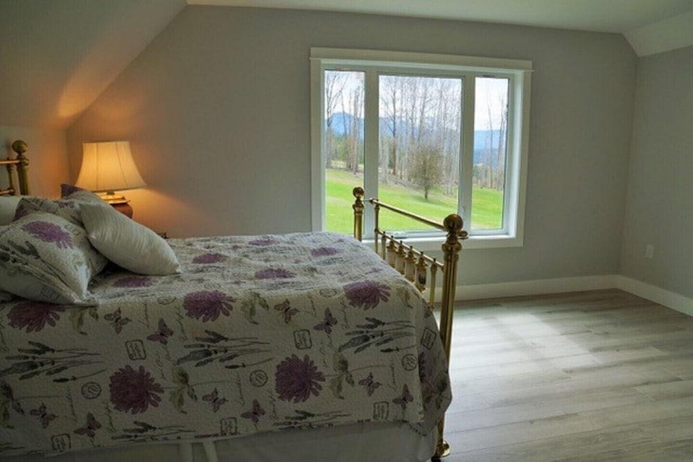 Pet Friendly 2BR Carriage House with Views of Shuswap Lake