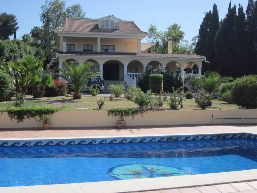 Pet Friendly Beautiful Villa with Private Pool & Garden
