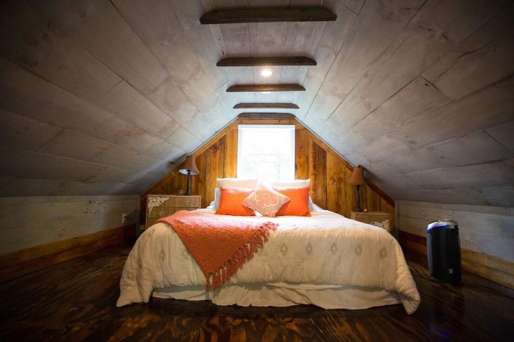 Pet Friendly Tranquil Treehouse Cottage