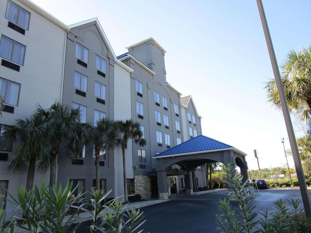 Pet Friendly Country Inn & Suites by Radisson Murrells Inlet SC