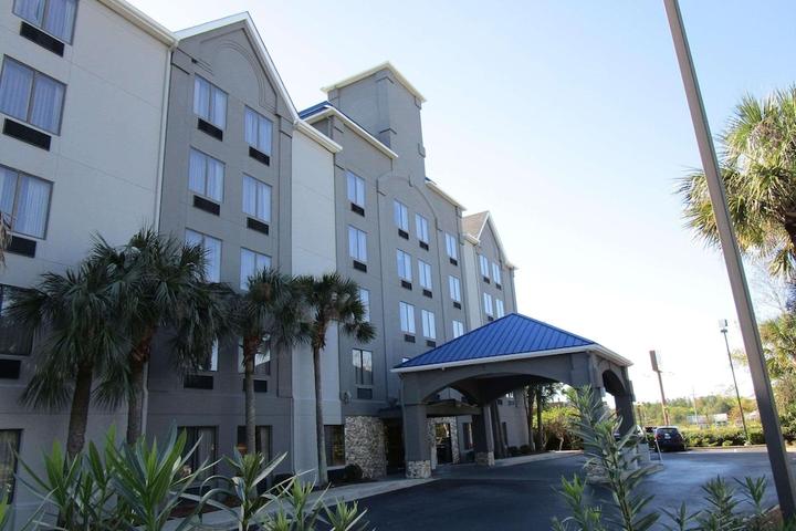 Pet Friendly Country Inn & Suites by Radisson Murrells Inlet SC
