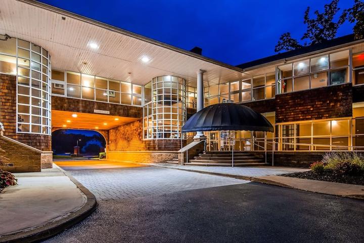 Pet Friendly Best Western Plus the Inn & Suites at the Falls