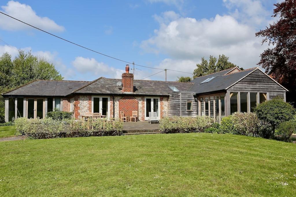 Pet Friendly Stunning Cottage in South Downs National Park
