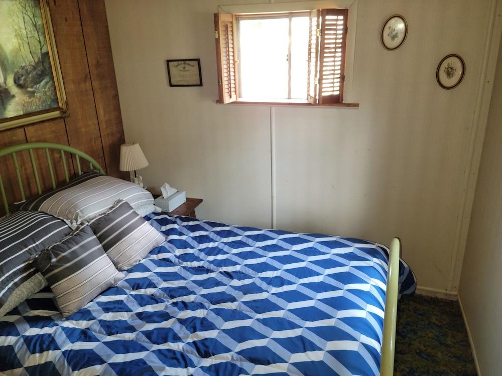 Pet Friendly Cheerful 2BR Cottage With Hot Tub Near Lake