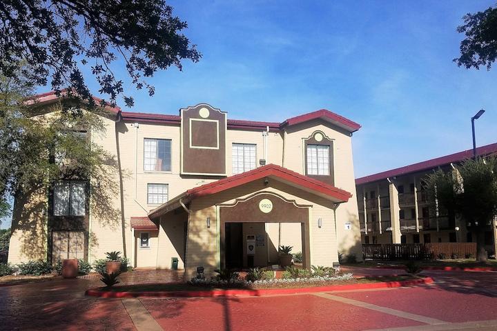 Pet Friendly Red Roof Inn & Suites Houston - Hobby Airport