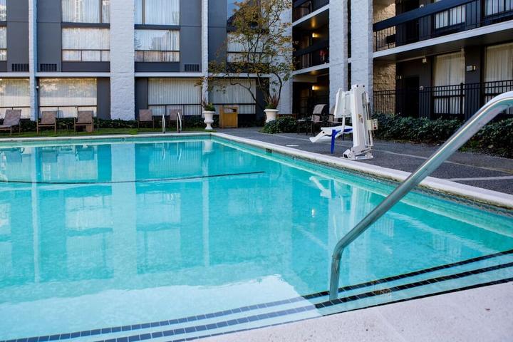 Pet Friendly Perfect Staycation with Pool & Free Parking