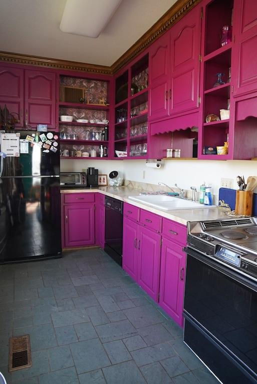 Funky Artistic Home on Lake Hamilton Pet Policy