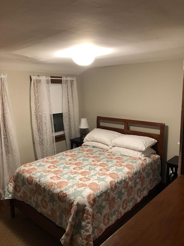 Pet Friendly Short Walk to the Beach & Downtown