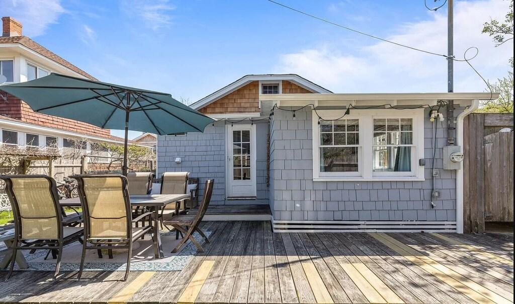 Cozy Beach BungalowMidway Between Beach & Town Pet Policy