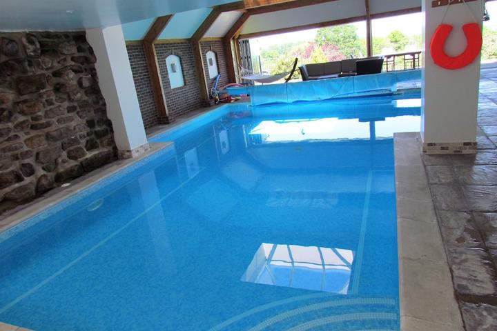 Pet Friendly Cottage with Large Private Swimming Pool