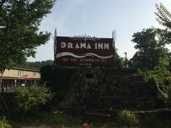 Drama Inn Pet Policy