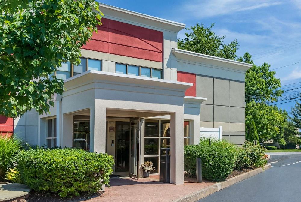 Inn at Chocolate Ave SureStay Collection by Best Western Pet Policy