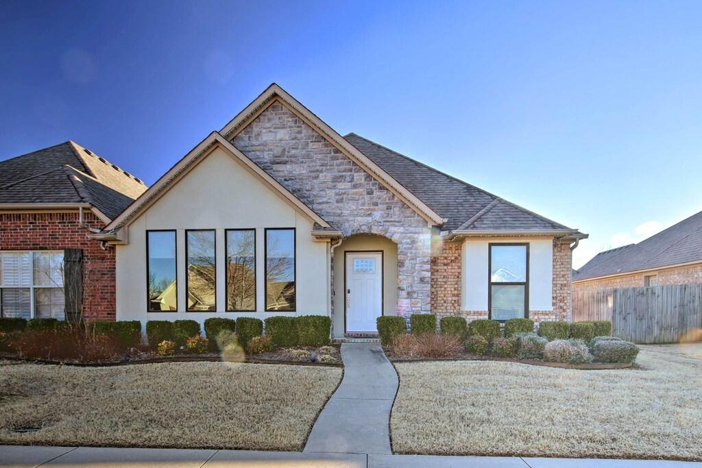 Upscale Bentonville Home with Hot Tub Pet Policy