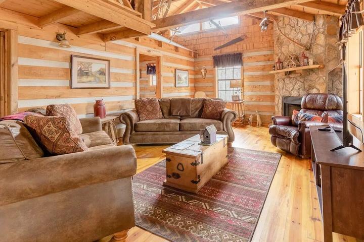 Pet Friendly 2/1 Log Cabin with Hot Tub & Fireplace