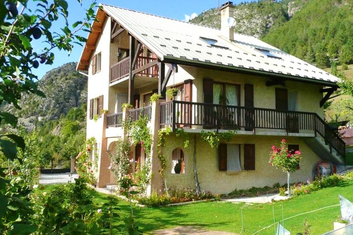 Pet Friendly 1BR Apt in Saint-Crepin With Garden in Mountains