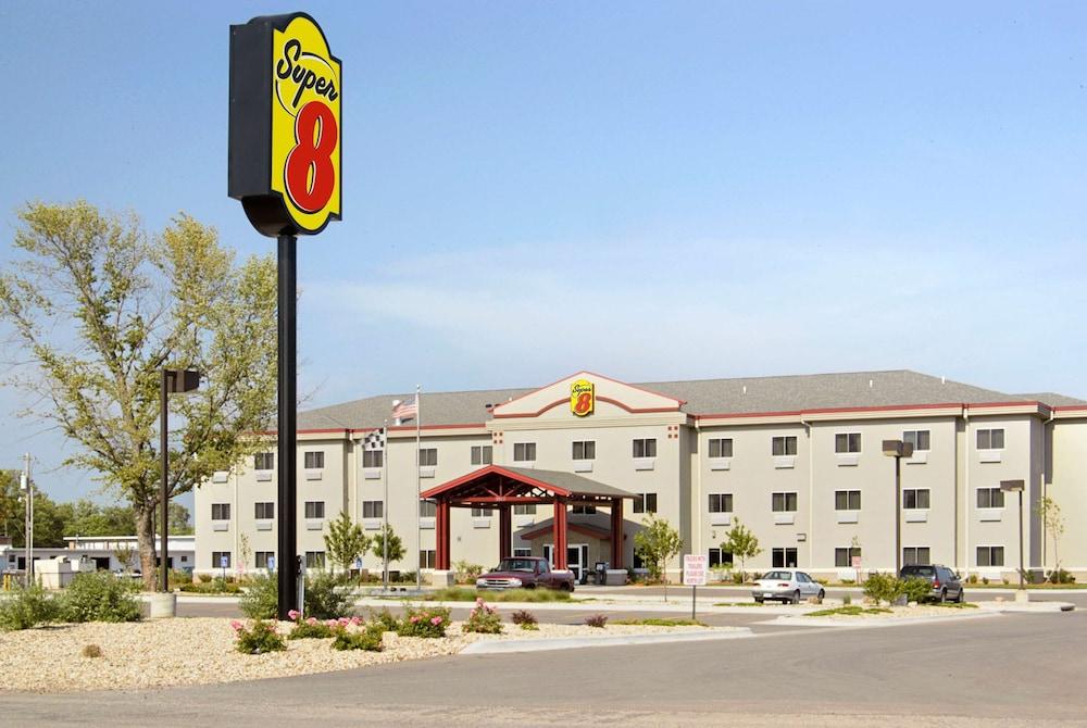 Pet Friendly Super 8 by Wyndham Topeka at Forbes Landing
