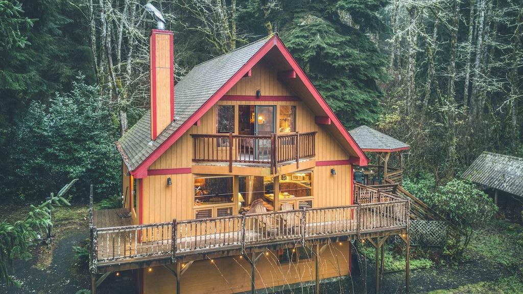 Pet Friendly Secluded Rustic Beauty in Roomy Cabin