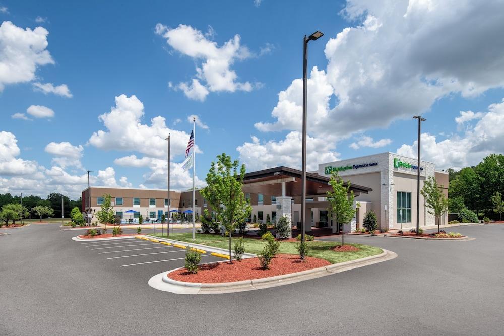 Pet Friendly Holiday Inn Express Hotel & Suites Wilson - Hayes Place