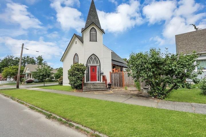 Pet Friendly Come & Stay at Enumclaw's First Church
