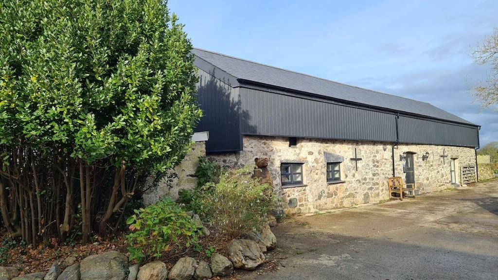 Pet Friendly Cosy 18th Century Barn with Hot Tub